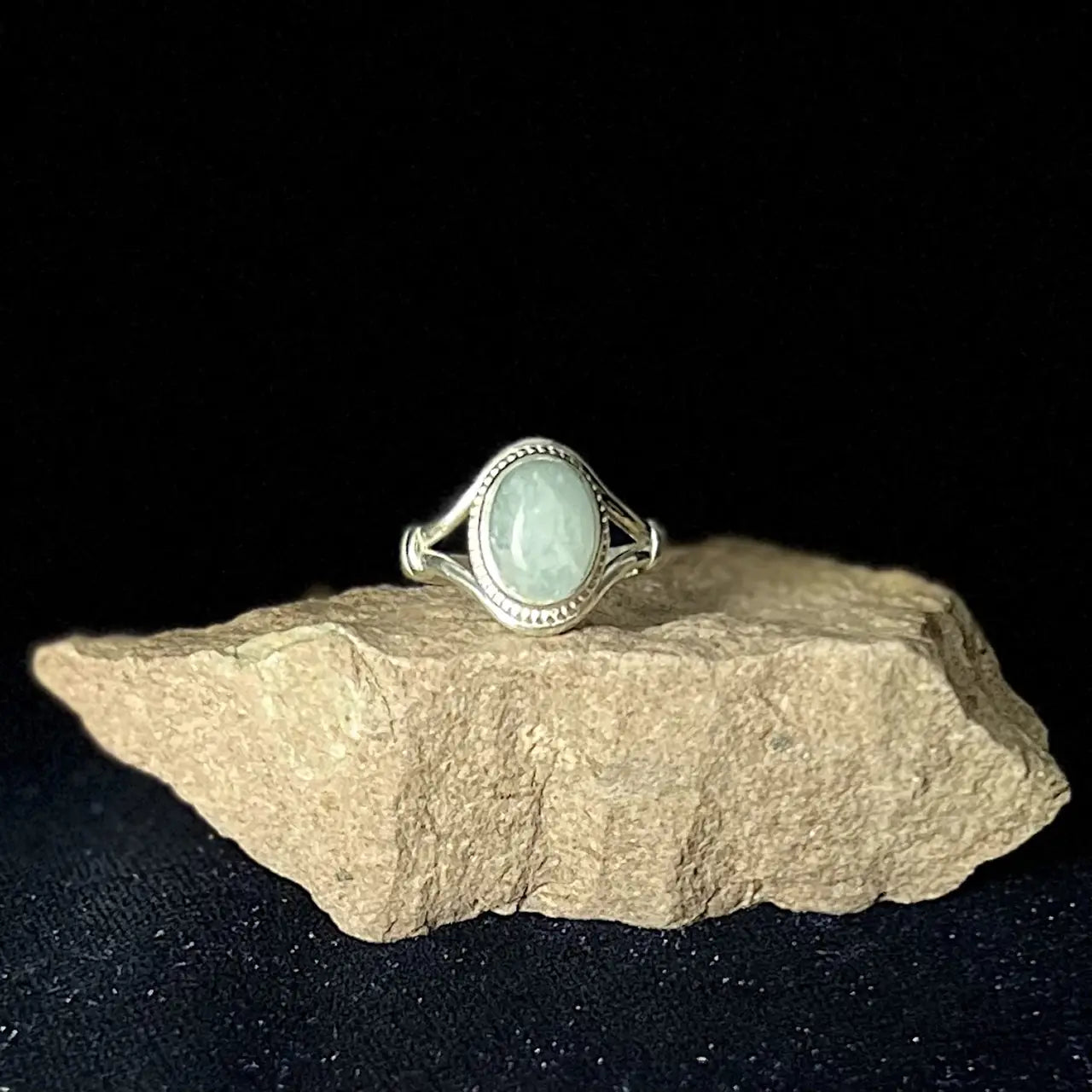 Aquamarine Ring V-Band W/Knot Size 8