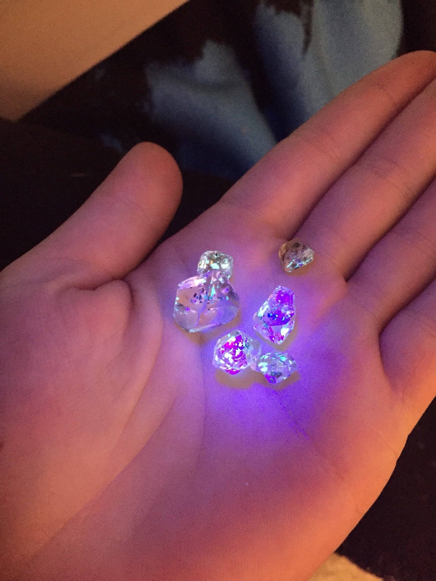 Ancient PETROLEUM QUARTZ, some with Enhydros, Fluorescescent