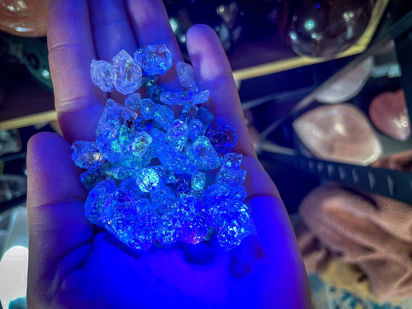 Ancient PETROLEUM QUARTZ, some with Enhydros, Fluorescescent