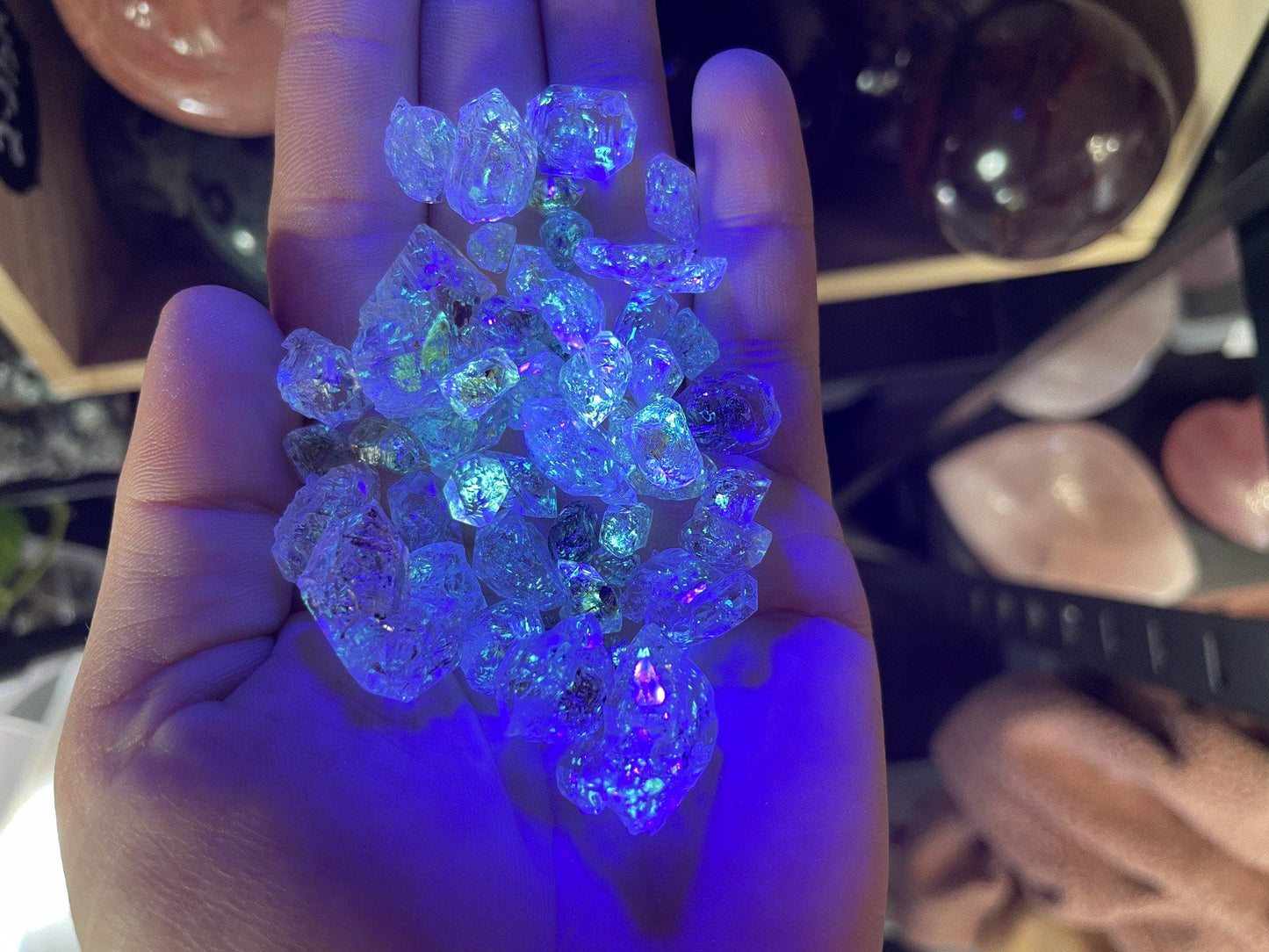 Ancient PETROLEUM QUARTZ, some with Enhydros, Fluorescescent