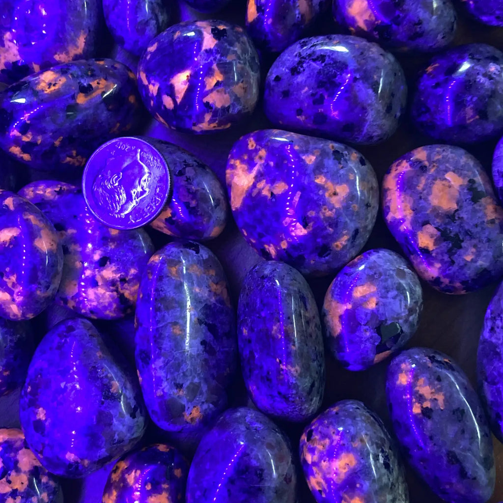 Yooperlite Tumbled Stone - UV Reactive Glow Crystal