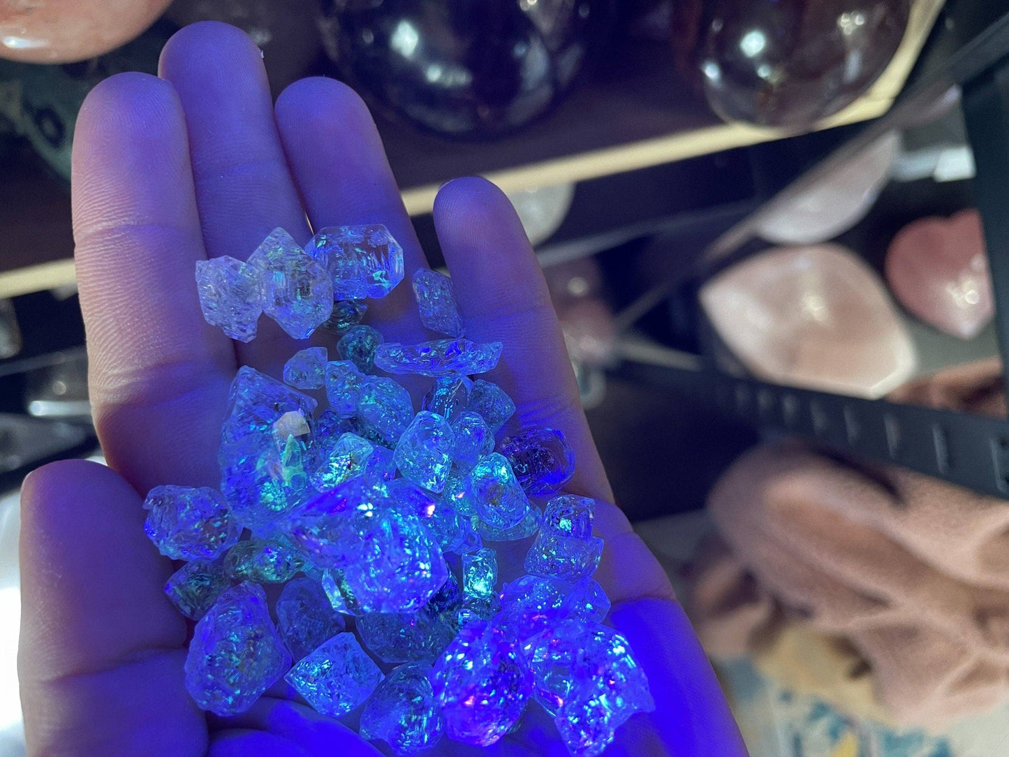 Ancient PETROLEUM QUARTZ, some with Enhydros, Fluorescescent