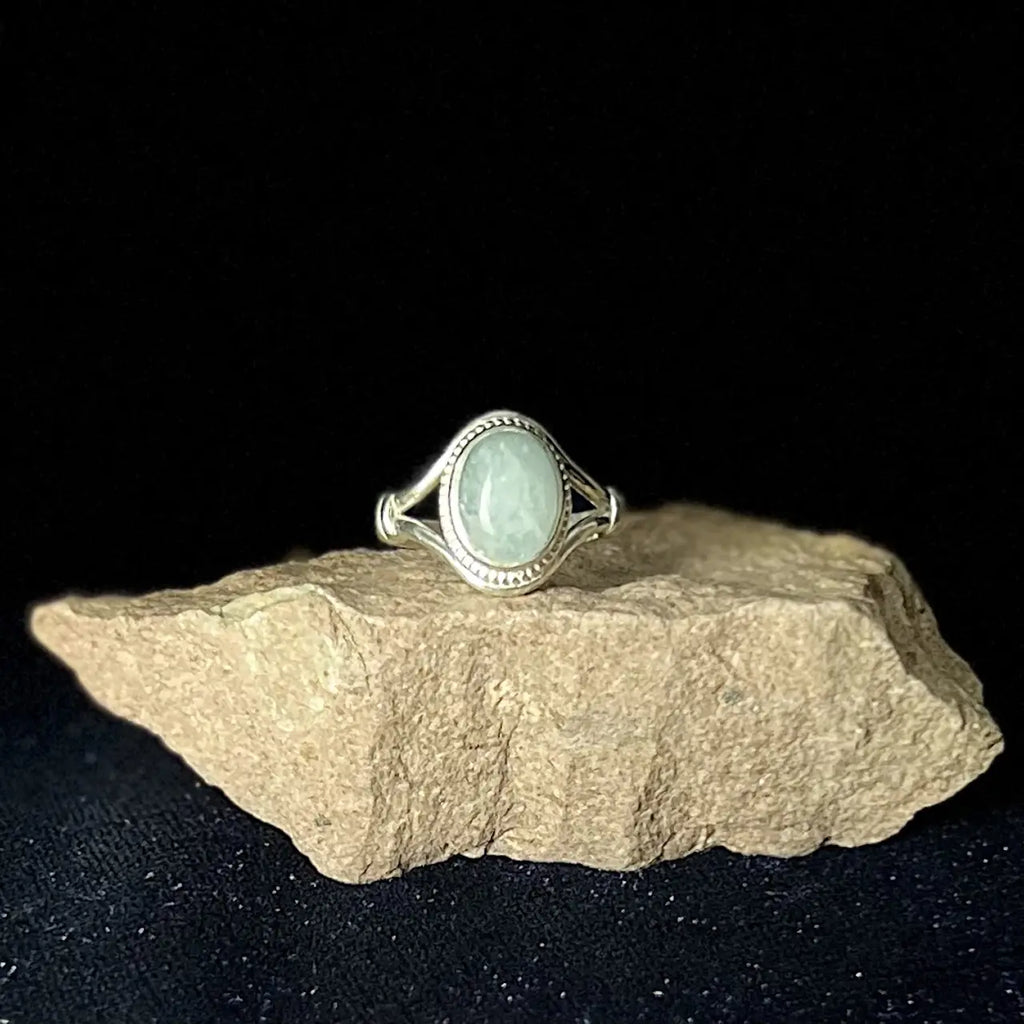 Aquamarine Ring V-Band W/Knot Size 8